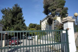 Αυτόκλητοι ψυχίατροι με… στολή