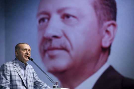 Χωρίς σταματημό το πογκρόμ σε δημόσιο, ΜΜΕ, στρατό και όχι μόνο