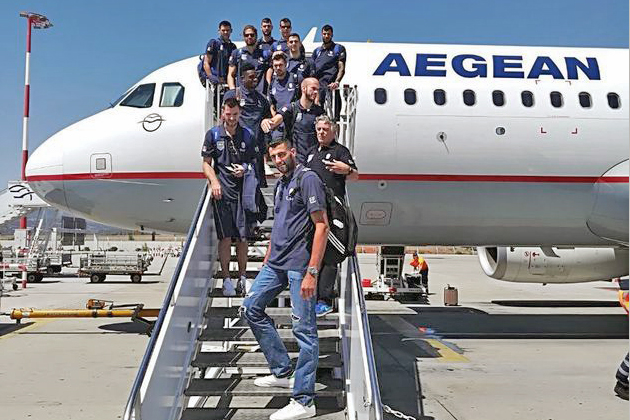 Κρατάει μικρό καλάθι