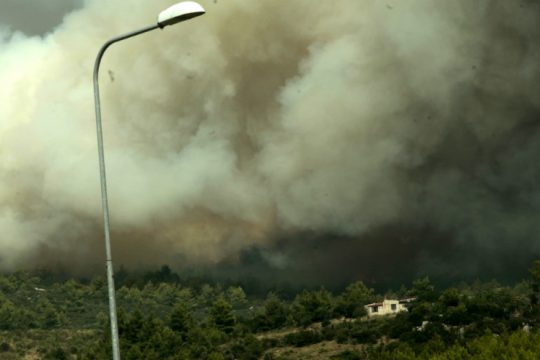 Αγώνας δρόμου για περιορισμό των πύρινων μετώπων