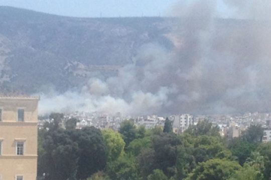 Σε ύφεση η φωτιά στο άλσος Καισαριανής