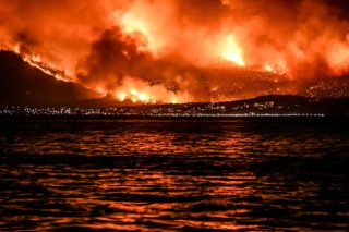 Η φωτιά «κατάπινε» τα πάντα…