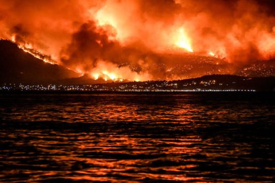 Η φωτιά «κατάπινε» τα πάντα…