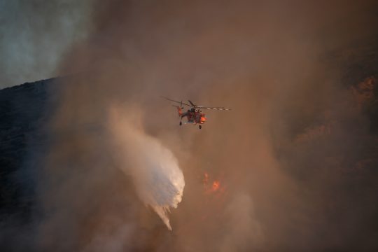 Μαίνεται σε τέσσερα μέτωπα η φωτιά στον Κάλαμο
