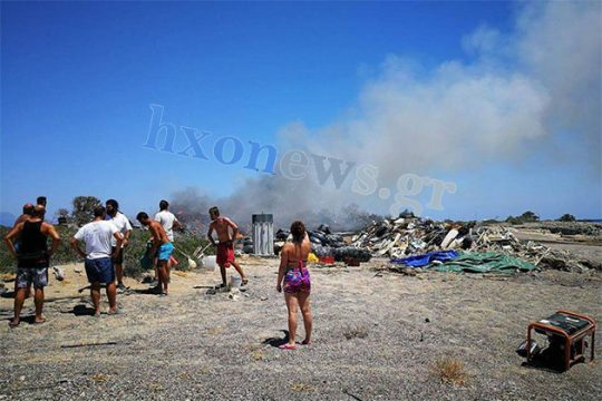 Φωτιά σε αυτοσχέδια χωματερή στη Χρυσή