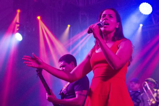 Η Rhiannon Giddens συνεχίζει να ταξιδεύει στην αμερικάνικη folk μουσική