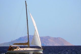 Αμεση πληρωμή προστίμου για παράνομες ναυλώσεις σκαφών αναψυχής