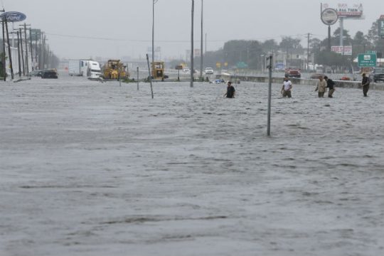 Συνεχίζει προς βορράν ο τυφώνας «Χάρβεϊ»