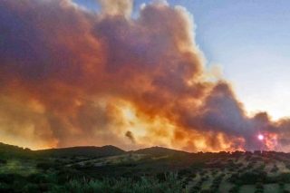 Μέσα από τις φλόγες αναδύονται ερωτήματα