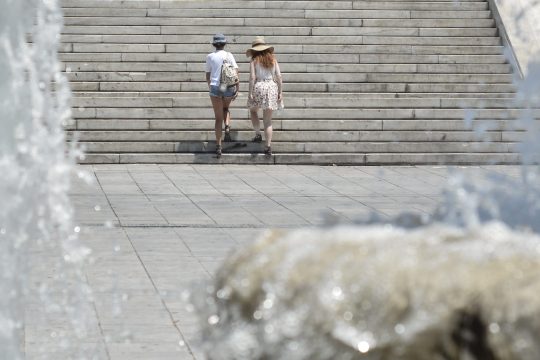 Έρχεται καύσωνας, συνεχίζεται το μελτέμι