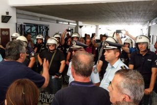 Δημοτικό συμβούλιο… με ΜΑΤ και εισαγγελέα