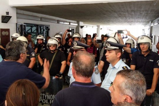 Δημοτικό συμβούλιο… με ΜΑΤ και εισαγγελέα
