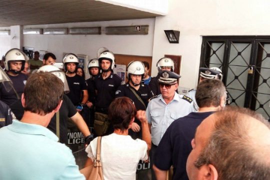 ΜΑΤ στο δημοτικό συμβούλιο της Λαμίας