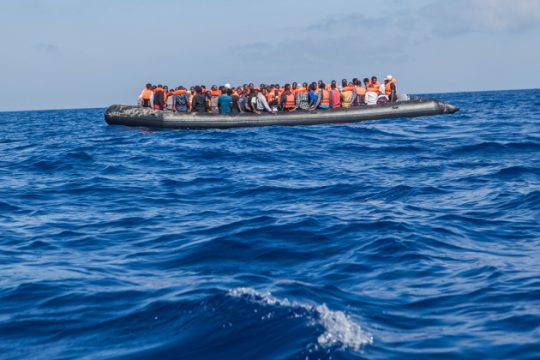 Συλλαμβάνοντας και φυλακίζοντας μετανάστες για οικονομικά ανταλλάγματα