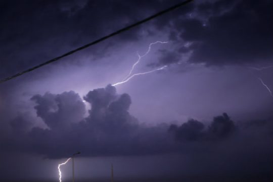 Κεραυνός έστειλε στο νοσοκομείο οκτώ παιδιά