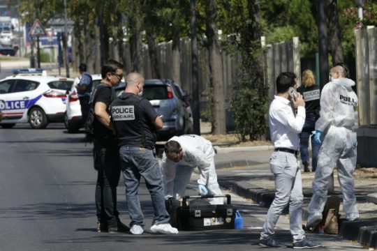 Φορτηγάκι έπεσε σε στάσεις λεωφορείων στη Μασσαλία