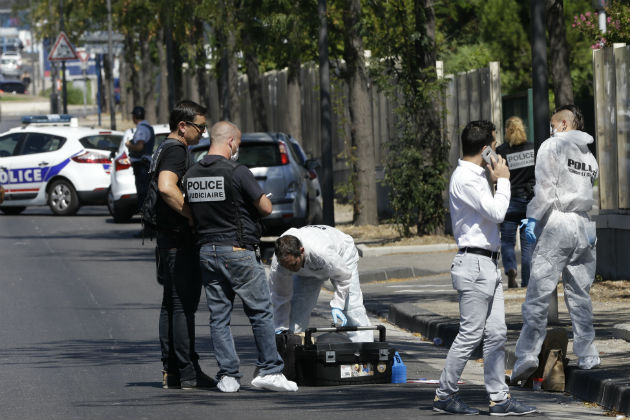 Φορτηγάκι έπεσε σε στάσεις λεωφορείων στη Μασσαλία