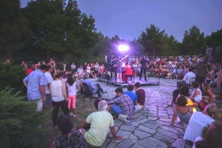 Γυρίζοντας τη Λέσβο με πιάνο και βιολί