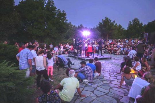 Γυρίζοντας τη Λέσβο με πιάνο και βιολί