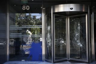 «Παράκεντρα εξουσίας» βλέπουν πίσω από την επίθεση στον ΔΟΛ