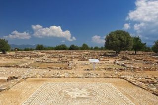 Νυχτερινή περιήγηση στην αρχαία Ολυνθο