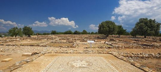 Νυχτερινή περιήγηση στην αρχαία Ολυνθο