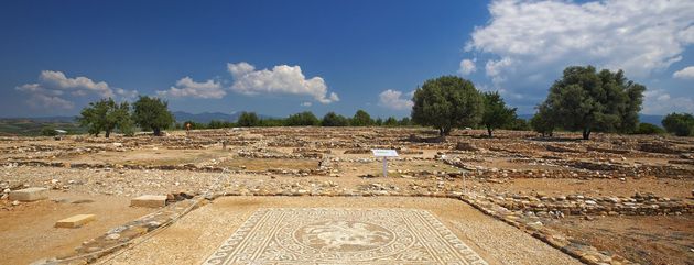 Νυχτερινή περιήγηση στην αρχαία Ολυνθο