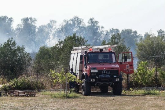 Δύο πυρκαγιές που ξεκίνησαν στην Αλβανία μπήκαν στη Θεσπρωτία