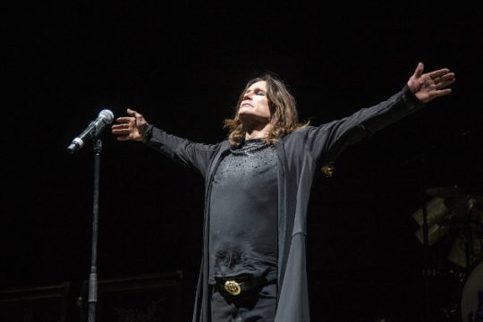 Ο Ozzy τραγουδάει και ο ήλιος… εξαφανίζεται