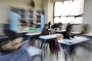«Επαναφέρει διπλές τις εξετάσεις»