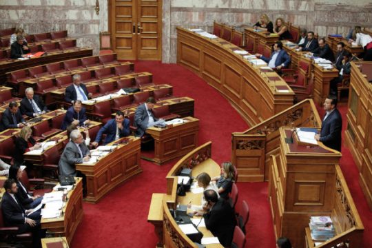 Ευρεία πλειοψηφία στην τροπολογία για τις τηλεοπτικές άδειες