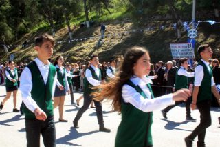 Καλά με τις σημαίες, οι παρελάσεις θα καταργηθούν ποτέ;