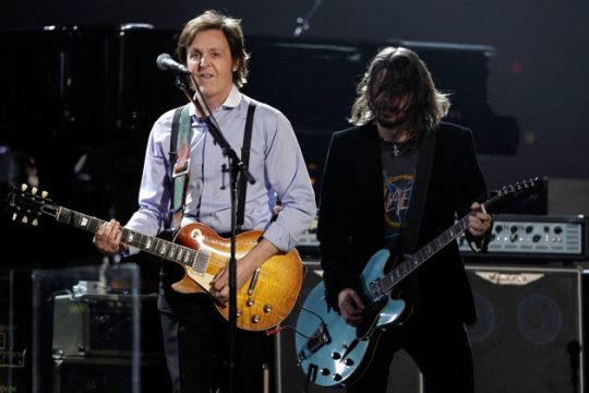 Και ντράμερ ο McCartney;