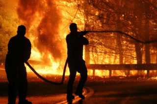 Φωτιές και πρωτογενές πλεόνασμα ανευθυνότητας