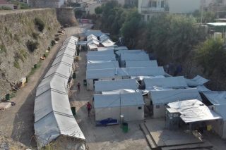 Κλείνουν τη Σούδα χωρίς σχέδιο για τους πρόσφυγες