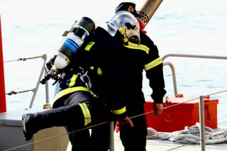 Οι πυροσβέστες επιμένουν πως το πλοίο τούς κατέβασε