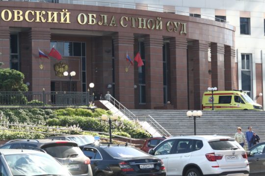 Τρεις νεκροί από ανταλλαγή πυροβολισμών μέσα σε δικαστήριο