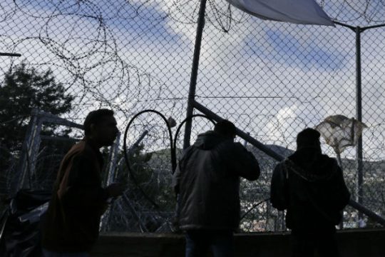 Φωτιά έξω από το κέντρο προσφύγων στη Σάμο