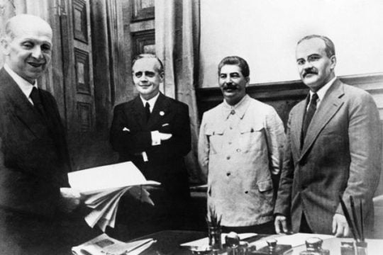 Πώς οδηγηθήκαμε στην πιο αμφιλεγόμενη Συμφωνία του 20ού αιώνα