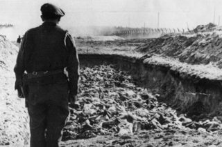 Η ταύτιση των δύο ολοκληρωτισμών μόνο τα θύματα αδικεί