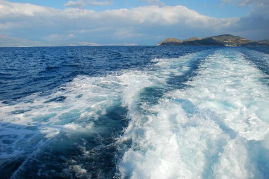 Σύλληψη δύο κυβερνητών τουριστικών πλοίων που αγνόησαν τις καιρικές συνθήκες