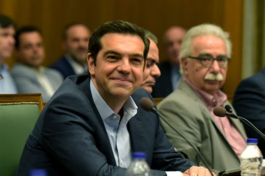 Άνοιγμα σχολείων και πανελλαδικές στο τετ-α-τετ Τσίπρα με Γαβρόγλου