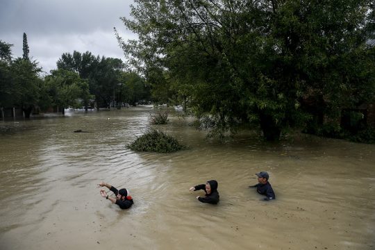 Τα νερά υποχωρούν, οι καταστροφές αποκαλύπτονται