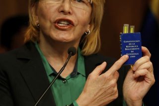 Η διωγμένη εισαγγελέας Ορτέγα κατηγορεί τον Μαδούρο για σκάνδαλα