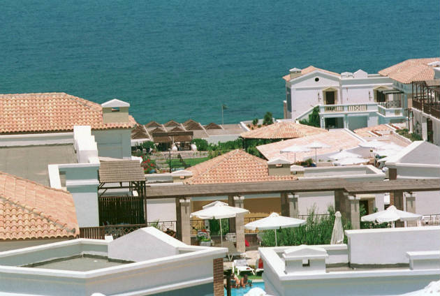 Τουρίστας μέθυσε και έπεσε απ’το μπαλκόνι ξενοδοχείου στην Ελούντα