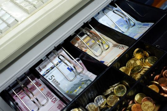 Αγριάδες… κατά εφοριακών