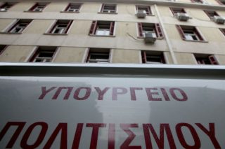 Η πρόεδρος έφυγε, τα προβλήματα μένουν