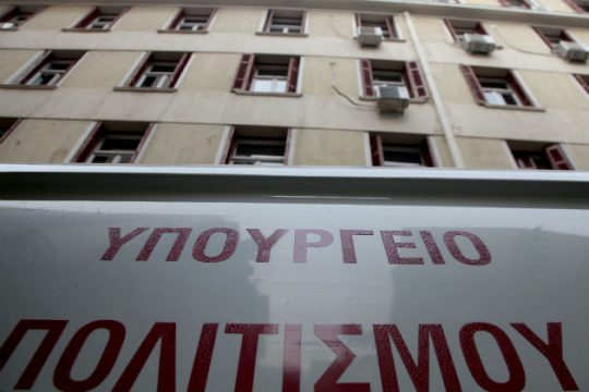 Η πρόεδρος έφυγε, τα προβλήματα μένουν