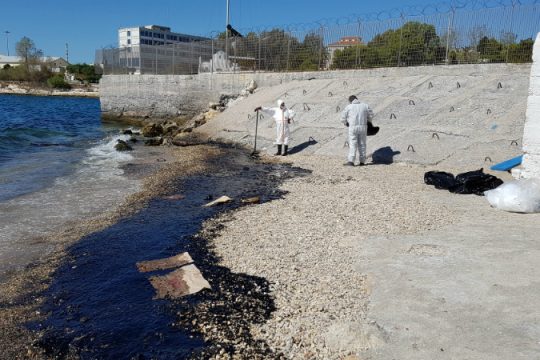 Πολιτικές αντιδράσεις για την πετρελαιοκηλίδα