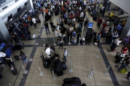 Καθυστερήσεις και χάος σε πολλά αεροδρόμια του κόσμου